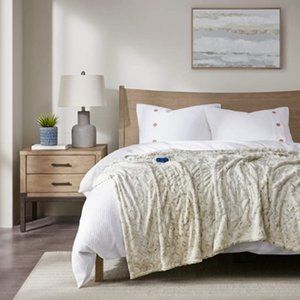 Beautyrest Faux Fur Heated Throw 50 in x 70 in New Open bag